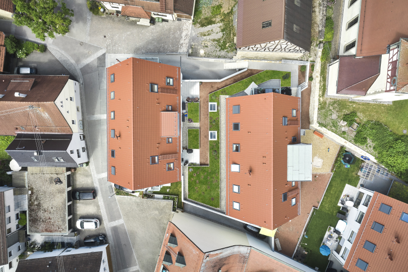 Modern Wohnen im historischen Ortskern von Hirschlanden - Luftaufnahme Dächer